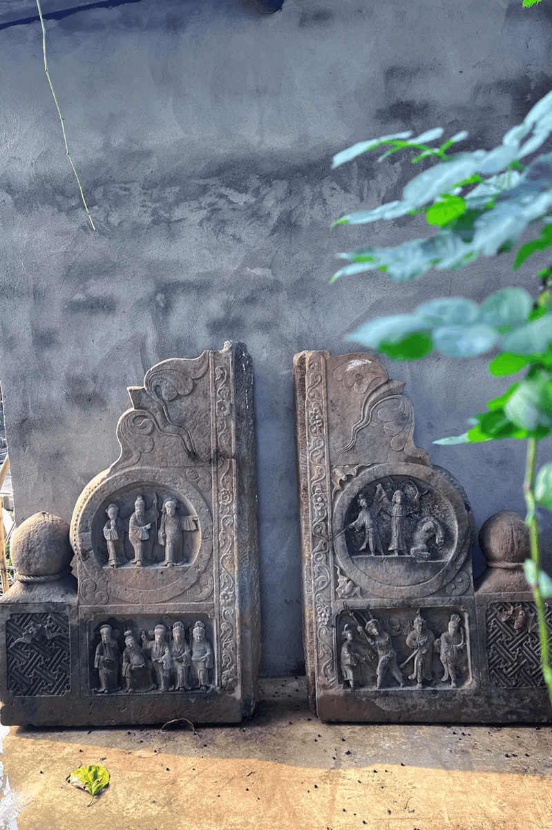 ivancitoxarq's tweet photo. [Just a random stroll along old alleys—found a scratched bone charm, a tiny fender-bender “fight” that’s just playful banter, and a faded street badge that feels like a quiet piece of the past. Small, neat moments hit different.]， https://t.co/YHtVPDvm0v