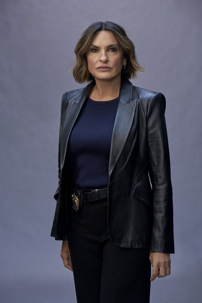 daily_mariska's tweet photo. [NEW] #SVU28 cast photos! https://t.co/pj4CgNwpj5