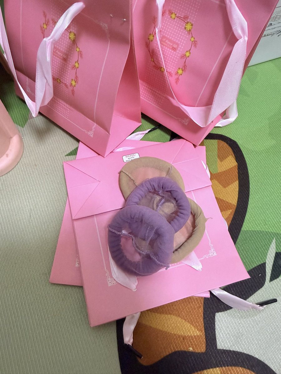 gesicaoba's tweet photo. 过🚪进入正式群的朋友们别着急，送你们的原味都在路上，骚妻一次最多只能穿两双，两天入味，TG预览群: https://t.co/iLC8TPasgV另有正式完整版👗和内部交流裙，过🚪后私+入裙👀主页
#丝袜原味
#丝袜入体
#隔丝操
#丝袜足交 https://t.co/ysZxQ1d2HZ