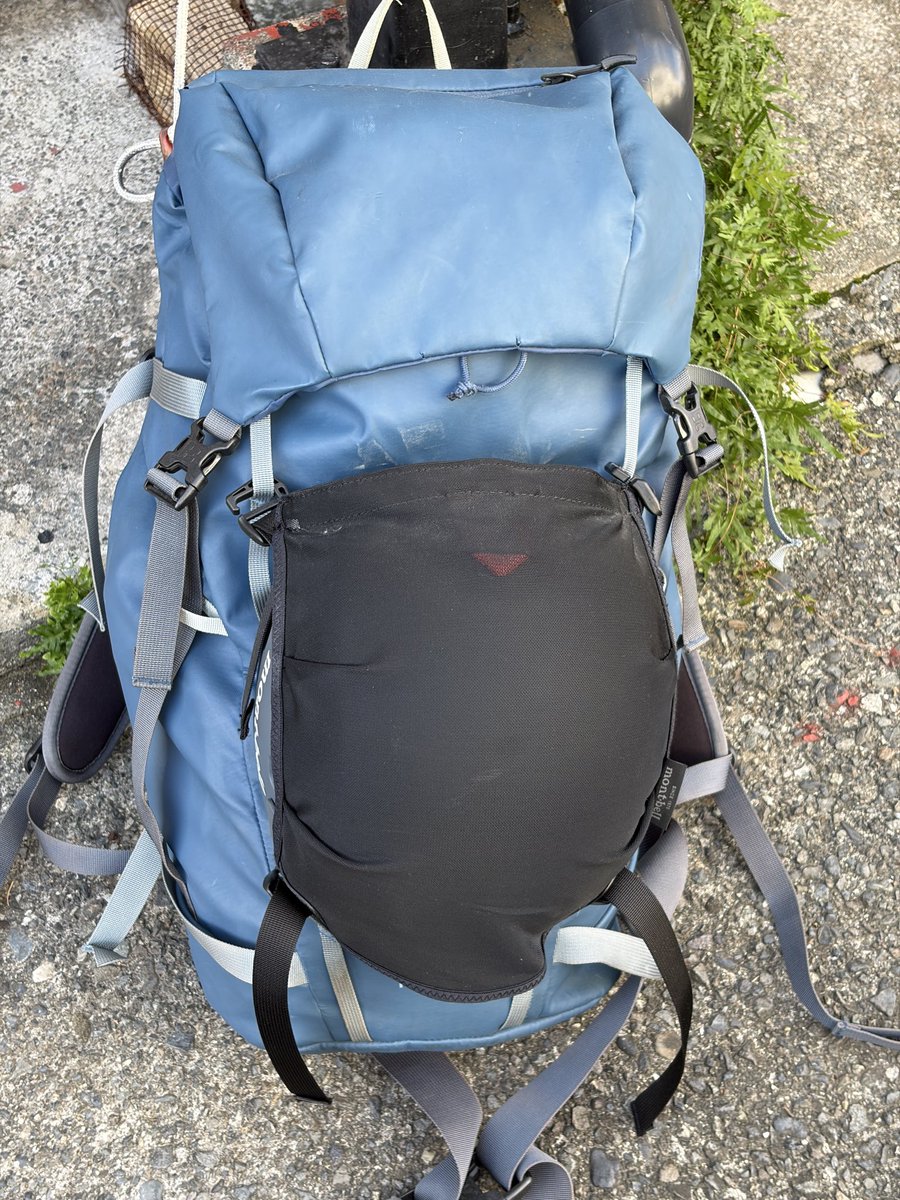 miu945's tweet photo. 緊急地震速報鳴ってマグニチュード9超えの予報だったから「津波くるぞ！」と危機を覚えなんとか避難ザック（登山行かない時は避難セット入ってる）を回収して強い揺れに備えていたけど誤報

いやドキドキした。

清水は地震から津波発生まで10分かからないからな https://t.co/Yj9cIjI0H8