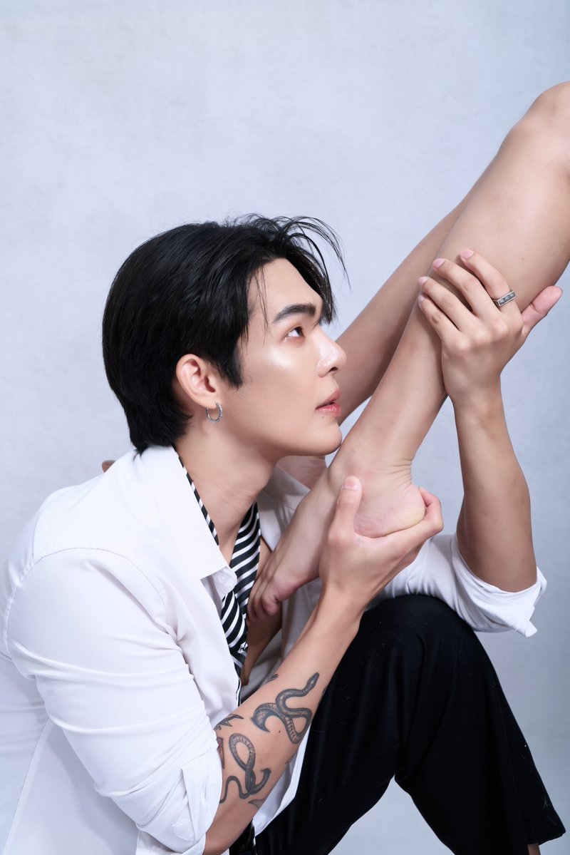 JamesPongsapak's tweet photo. เป็น 4 รูปที่ชอบมากๆ เป็นแฟชั่นเซตที่ได้ทำอะไรใหม่ๆ ลองฉีกทุกกฎ ทำทุกอย่างที่คิดว่าเป็นไปไม่ได้  ตอนแรกก็คุยกันว่าจะใช้รูปเซตนี้ดีไหม เพราะคิดว่าค่อนข้างแรง! แต่อย่างที่บอกว่ารอบนี้ทุ่มสุดตัว เทหมดหน้าตัก ไม่มีกั๊ก!!

#สัมผัสกันต์ธีร์
#TeachMeTouchMeTheSeries https://t.co/z69wErmTvZ