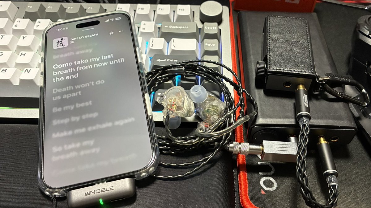 d30085's tweet photo. 先日買ったAK HB1とNOBLE SCEPTER
iPhone Air、Lilior、AK PA10と組み合わせてXG
4.4mmバランスだと腰高感マシマシで微妙ですが、3.5mm経由だとかなり良い感じ♪
ながら聴きや外出時なら充分かも
ICケーブルはNOBUNAGAの「三国」
#AstellandKern
#AKHB1
#AKPA10
#FitEar
#Lilior
#NOBLE https://t.co/ip9dS9w56n