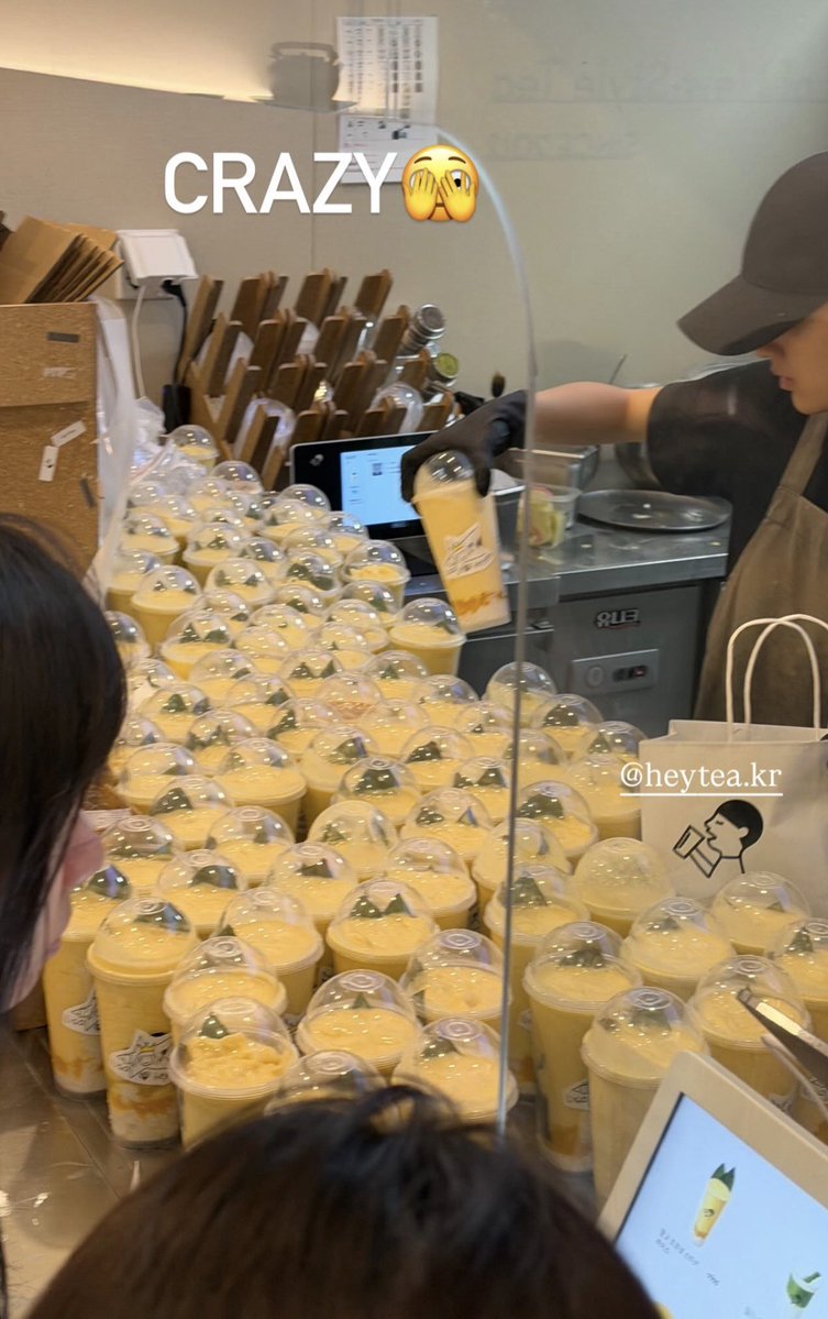 crushourliz's tweet photo. สิ่งที่ลิซ่าปูทางให้แล้วไทยพลาดที่สุดเพราะอคติอันดับหนึ่ง ชาไม่ใส่สี ชาจืดชืด ไม่อร่อยแน่ๆ ไม่ต่อยอด กลับกัน Hey Tea เห็นอัพไอจีครั้งเดียว ดึงมา collab เลย มีมะม่วง มะพร้าวกับข้าวเหนียวตะโกนความเป็นไทย ขายเมิร์ช แล้วดูกระแสตอบรับ ลอนดอน แคนนาดาและเกาหลีดิ ความแตกต่าง https://t.co/FnoEZNBxvF