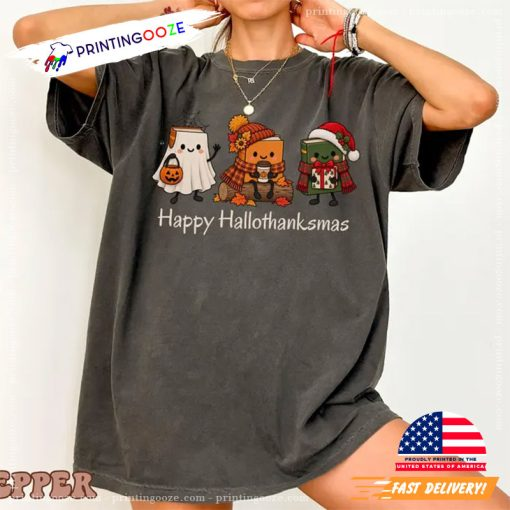 Printingoozez's tweet photo. 🎃 Cozy reads, fall vibes &amp; spooky Christmas magic! 📚👻 The Happy Hallothanksmas Bookish T-shirt is a must-have! 🧡 Tag your book-loving bestie! 🍂

#BookishGifts #HalloweenTee #FallVibes #Printingooze https://t.co/5eRKvQaJY4