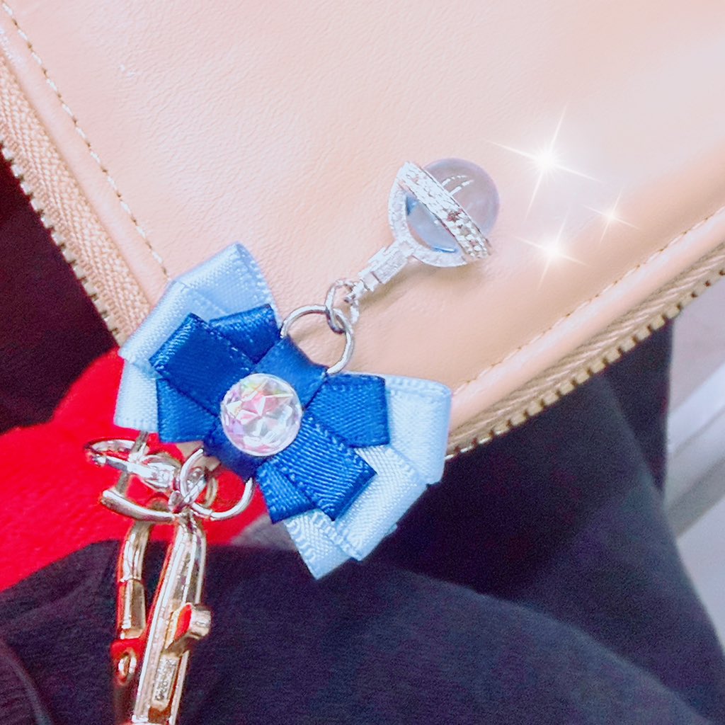 haha_Fighting's tweet photo. 私はパニック障害があって、
今でも電車に乗るのが怖いです。

でも今日は、母が作ってくれたリボンを
お守り代わりにつけてみました🎀

怖い気持ちはなくならないけれど、
少しだけ勇気が出ます。

今日も頑張ろう。

母のリボンと一緒に、
お仕事に行ってきます☺️
#ハンドメイド https://t.co/NzojgSEk84