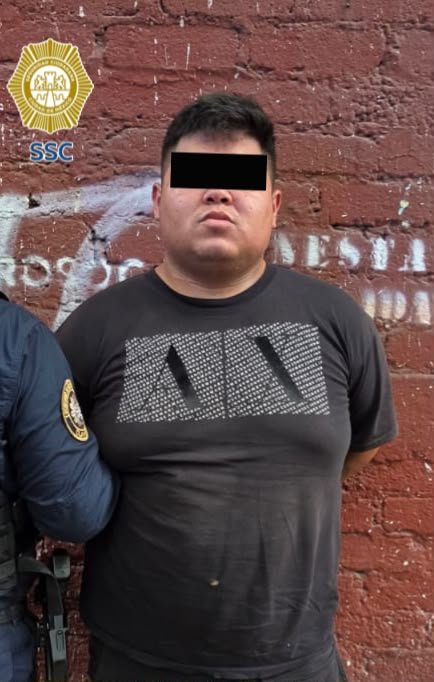 AzcapotzalcoMx's tweet photo. 🚨 Policías de la SSC detuvieron en la colonia Providencia a un hombre posiblemente relacionado con un intento de asalto y una agresión con arma de fuego que dejó a dos personas lesionadas en Azcapotzalco.

Con apoyo del C2 Poniente, se logró su localización y se aseguraron armas de fuego y motocicletas. El detenido fue puesto a disposición del Ministerio Público.