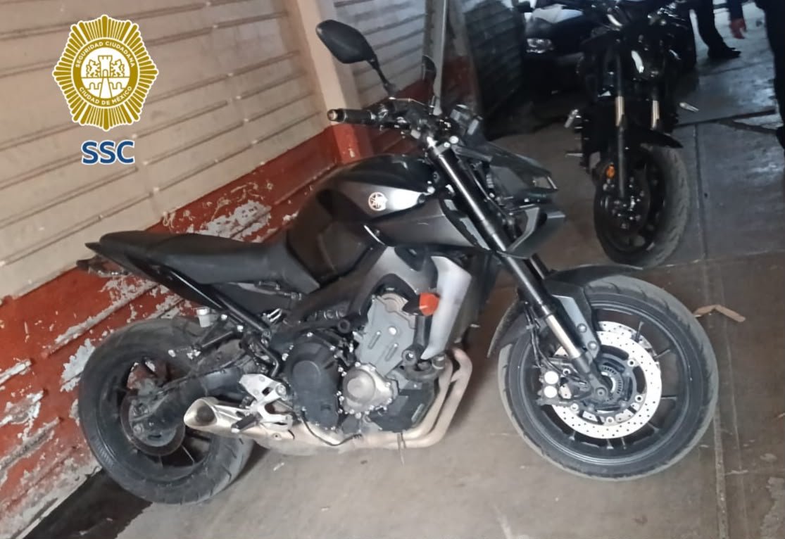 AzcapotzalcoMx's tweet photo. 🚨 Policías de la SSC detuvieron en la colonia Providencia a un hombre posiblemente relacionado con un intento de asalto y una agresión con arma de fuego que dejó a dos personas lesionadas en Azcapotzalco.

Con apoyo del C2 Poniente, se logró su localización y se aseguraron armas de fuego y motocicletas. El detenido fue puesto a disposición del Ministerio Público.