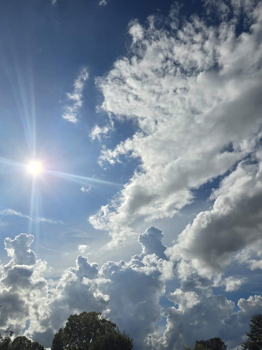 DonStory7's tweet photo. Spectacular sky on our first breezy and low humidity day all summer.  ( couple of weeks ago). Anxiously awaiting the cooler weekend. https://t.co/lA0l292ZiL