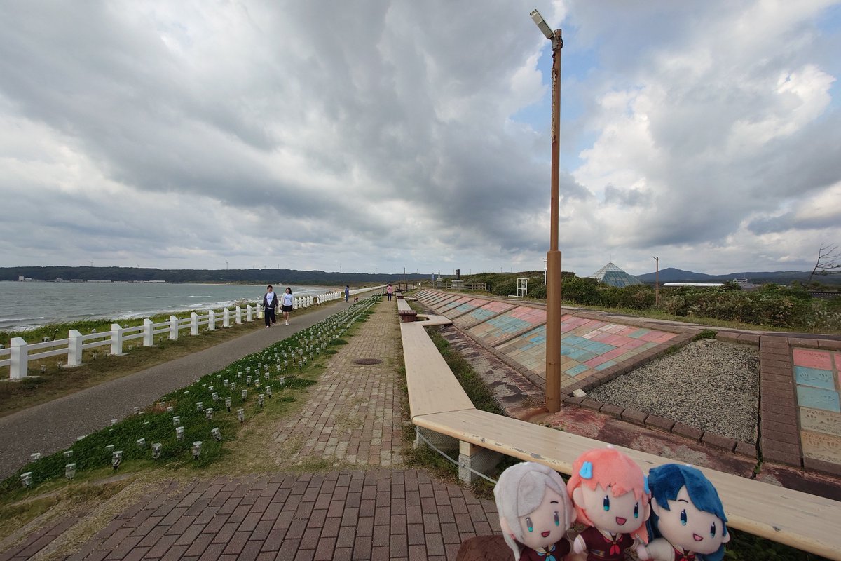 YuiAice5's tweet photo. 道の駅とぎ海街道に来たよ
世界一長いベンチも座った！
#蓮ノ空女学院スクールアイドルクラブ
#蓮ノ空 https://t.co/FUHNqYz1W6