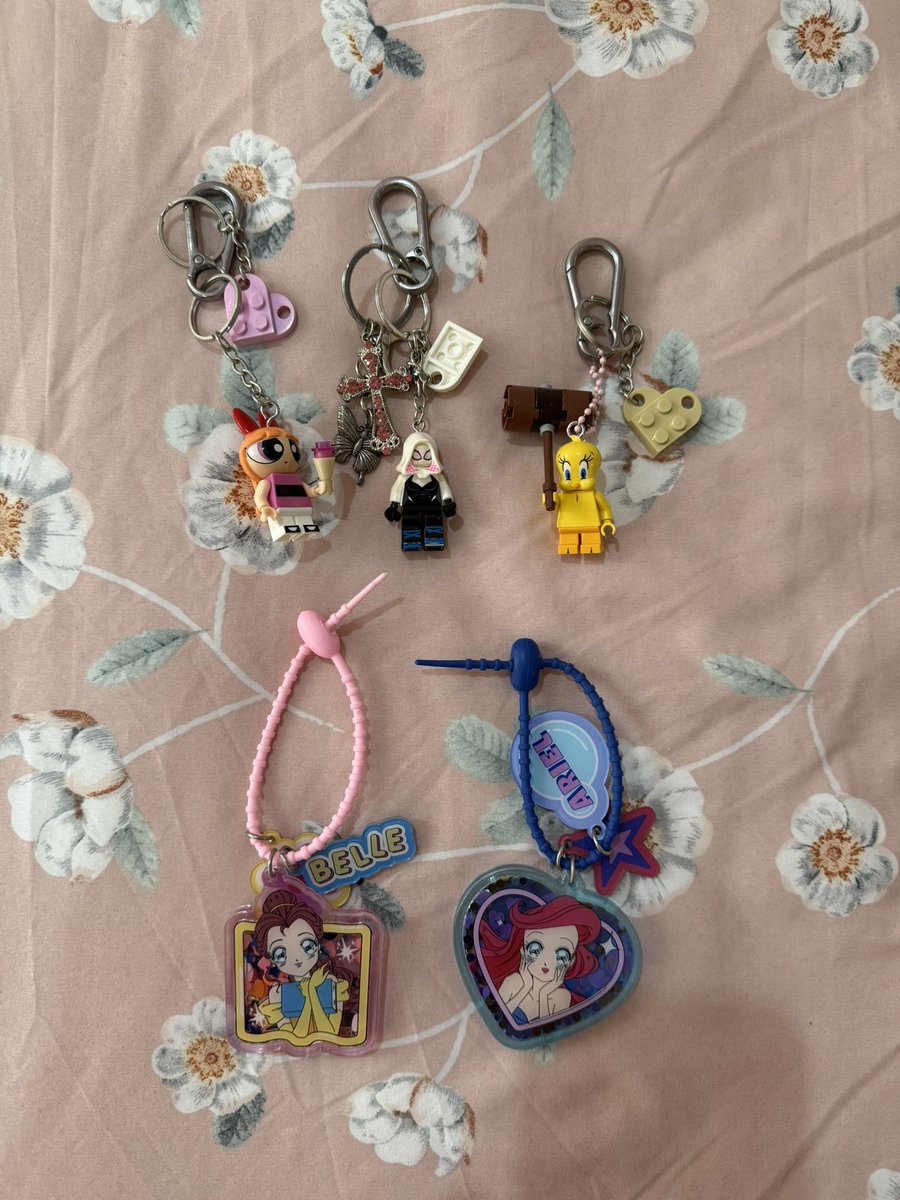 juriessy's tweet photo. ขายพร้อมส่ง เครื่องประดับ ค่าส่ง 40 บาท 🐥

พวงกุญแจเลโก้ ชิ้นละ 80 บาท 

พวงกุญแจเจ้าหญิงดิสนีย์ ชิ้นละ 60 บาท

ยางมัดผม 2 อัน 40 บาท

สนใจหรือดูเพิ่มเติม dm มาได้เลยนะคะ

#ส่งต่อเสื้อผ้า #ส่งต่อเสื้อผ้าราคาถูก 
#ส่งต่อเสื้อผ้ามือสองสภาพดี #ส่งต่อเสื้อผ้ามือสอง https://t.co/svqYOpRQ7d