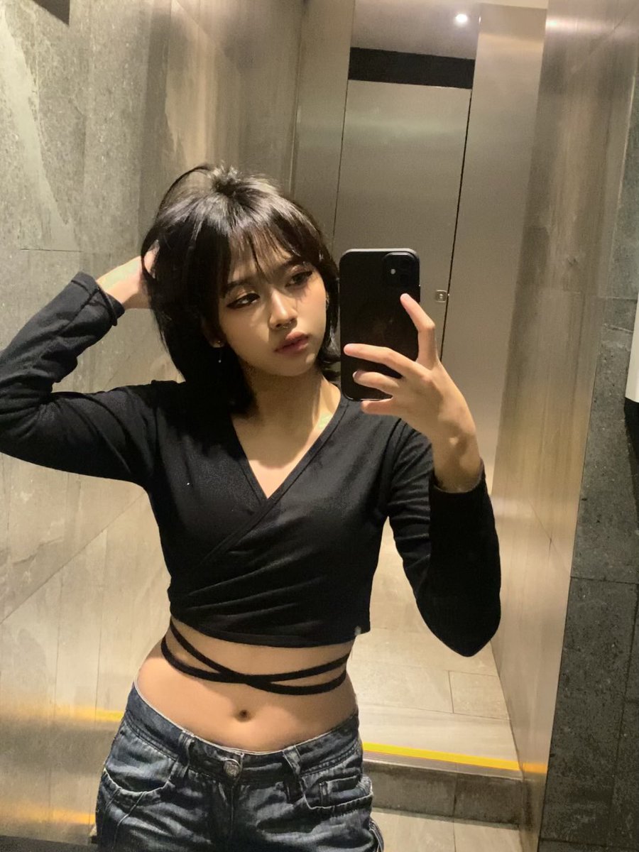 404llenotfound's tweet photo. [QUEER FRIENDSHIP APPLICATION] 

Name: Alle / Adine
Age: 23 (soon)
Occupation: kerja lembur bagai kuda 😓
Zodiac: capriii
Mbti: entp
Height: 160 
Hobby: nyanyi, dance, gambar, intinya seni senian
Fun fact: sering dikira ai + pernah di fakerin :/ https://t.co/gCNjq8x3DV