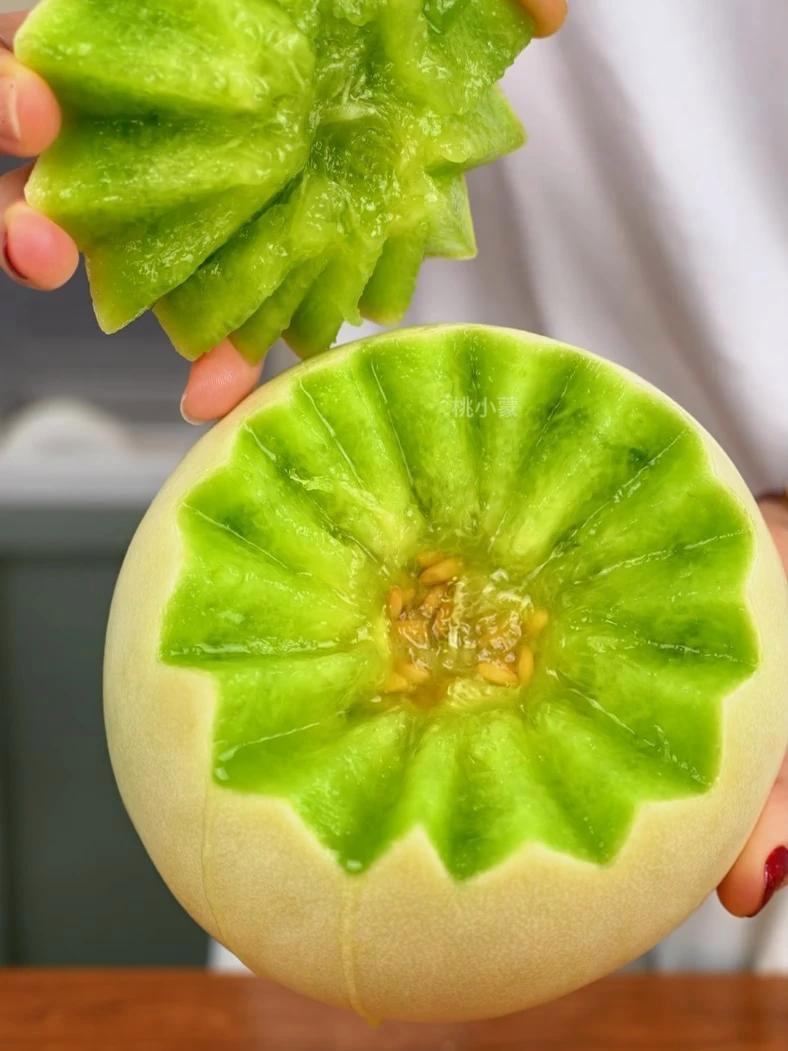 Lag23065824's tweet photo. This sweet melon is so juicy—my friend says she’s willing to buy more. ， https://t.co/yTUMtcPftd