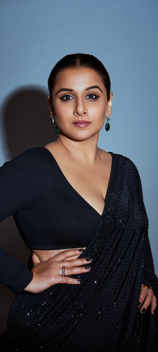 Vikram072's tweet photo. Damn Vidya momma 😍 pathalae thambi nikka arambichidran. Peak feminine structure da. 
#Jailer2 #VidyaBalan https://t.co/u2cE3sSF2o