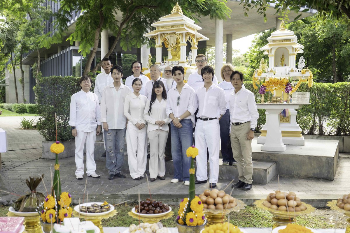 STARSOCIETY_TH's tweet photo. “ไทยพีบีเอส” บวงสรวงซีรีส์ “อันดามันร่วมสาบาน”
“คิมม่อน-ปอนด์-เจ๋ง” นำทีมถ่ายทอดเรื่องราวการต่อสู้ มิตรภาพและความรักบนแผ่นดินใหม่
https://t.co/lJtvxIZB2O 

#อันดามันร่วมสาบาน #งานบวงสรวงอันดามันร่วมสาบาน
#ThaiPBS #ละครไทยพีบีเอส
#คิมม่อนวโรดม #เนสท์นิศาชล #ปอนด์พลวิชญ์ #มิวสิคแพรวา #เจ๋งโชติพัฒน์ 

ติดตามชมซีรีส์ “อันดามันร่วมสาบาน” ทางไทยพีบีเอส ช่องหมายเลข 3 พร้อมอัปเดตข่าวสาร ความเคลื่อนไหว เบื้องหลังการถ่ายทำ และคอนเทนต์พิเศษได้ทาง Facebook: ละครไทยพีบีเอส