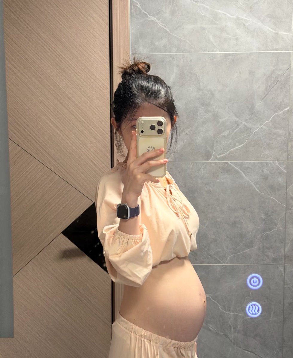 HaHunh33379097's tweet photo. 开始上供，有人在意吗！！

有人想锐评一下我的福嘛 😇

粉粉嫩嫩

流言666

不要🚪赶紧看，我要删了… https://t.co/FYHQA4B4H2