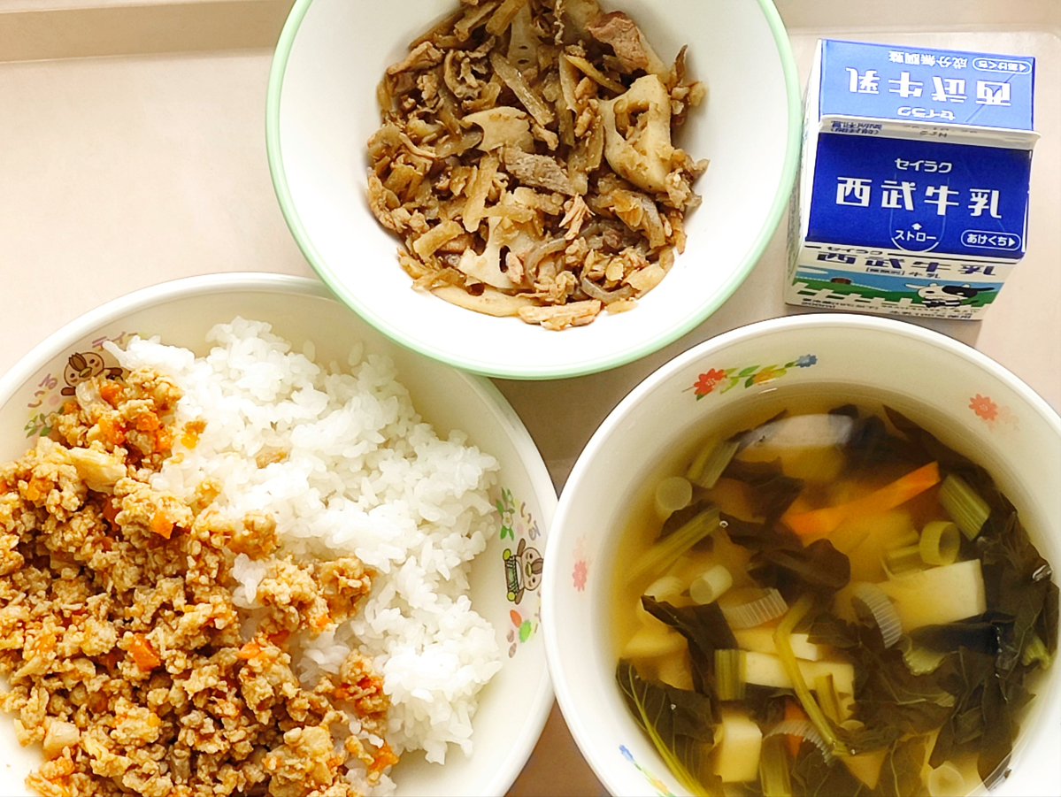 irumakyusyoku's tweet photo. 本日の学校給食センターの献立は〈とり梅そぼろごはん、牛乳、変わりきんぴら、すまし汁〉です。ごぼうを使って表される慣用句に「ごぼう抜き」があります。まっすく深く根を張ったごぼうを、一本ずつ勢いよく引き抜く様子から、このような言葉が生まれたそうです。 https://t.co/2giel3IlcR