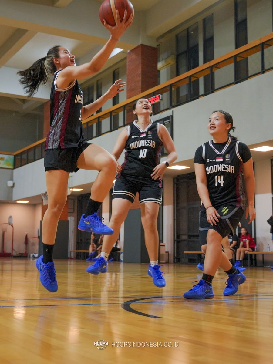 _girltalk's tweet photo. Hoops Indonesia (the biggest basketball store in the country!) put together such a cool Caitlin 1 experience for Indonesian pro players!! 💙

Really hope Caitlin gets to visit as many countries as possible on her shoe tour. This rollout is showing just how global her fanbase is https://t.co/JofDuqvZG3