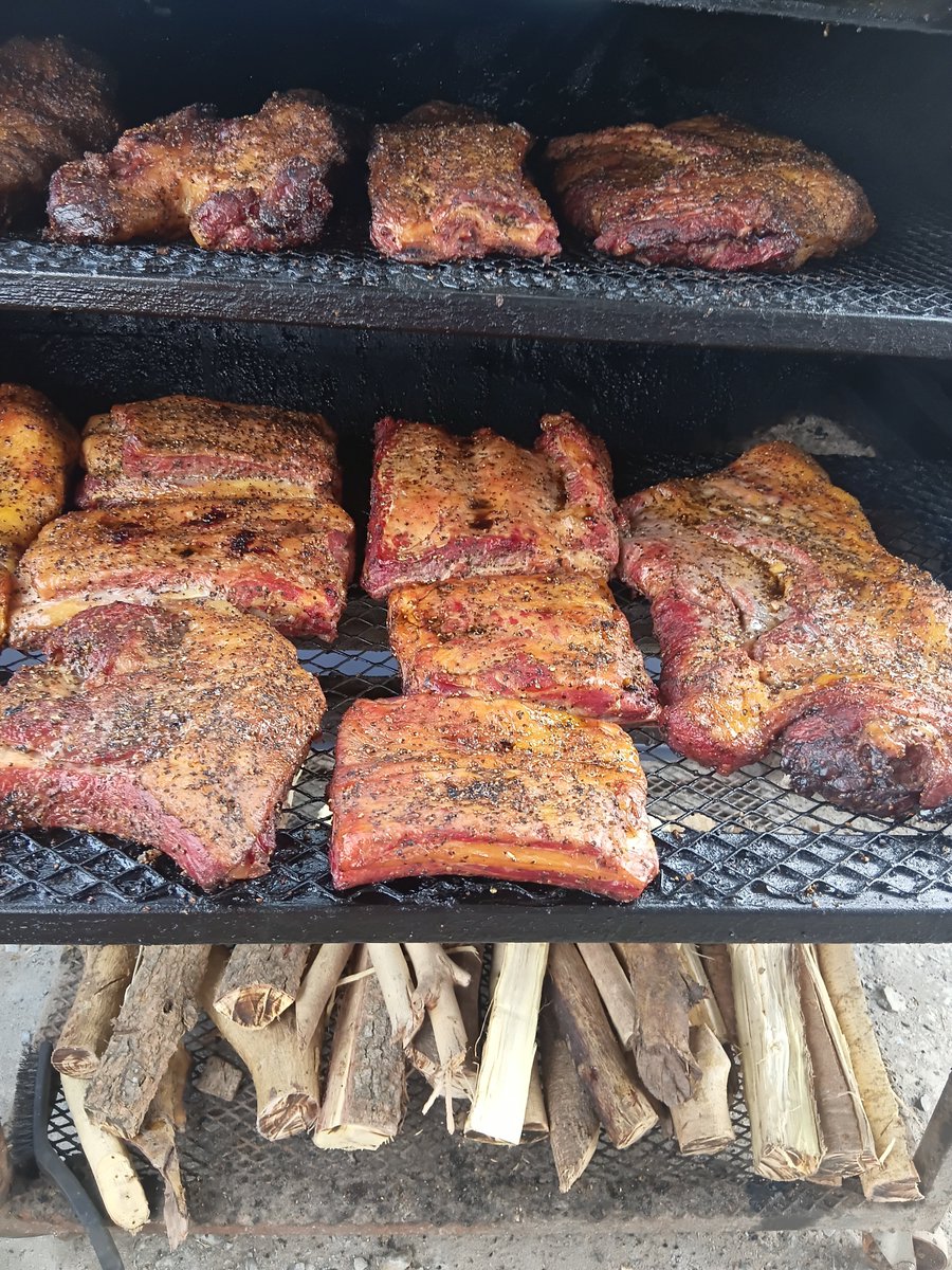 Nbibrisketking's tweet photo. Good morning friends,

This weekend's first cook is now resting. Well, it's a marvellous labor of love and art, as always 😌

Part of it are the inflation proof Budget Ribs, which move way too fast on Fridays..

One key takeaway from your feedback the last 2 weeks is the https://t.co/BrFosrrl54