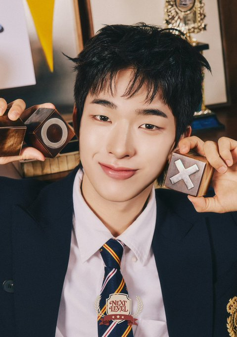 bkqzc7's tweet photo. 이거 너무 옥상에서 담배 피우던 학생회장이랑 1년 꿇은 20살 고딩 같지 https://t.co/NE8iNmNjqs