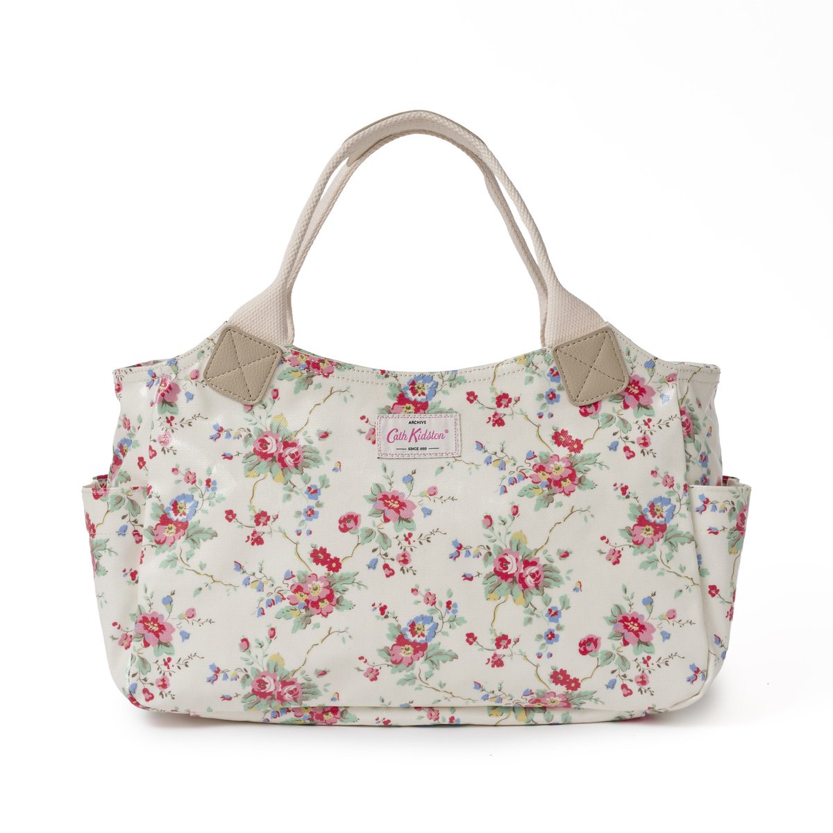 CathKidstonJPN's tweet photo. 10/22 18:00まで！期間限定・送料無料 💐✨

＼ あの頃のときめきを、もう一度♡ ／
Cath Kidstonの人気アーカイブアートが、当時のオリジナルデザインを忠実に再現したデイバッグとして復刻！
懐かしさあふれるクラシックなデザインを楽しんで🌹