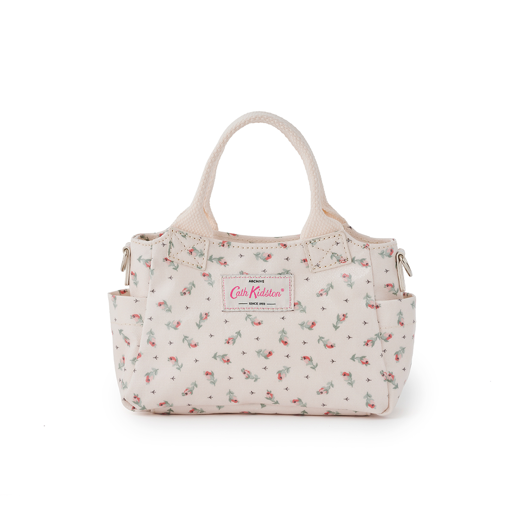 CathKidstonJPN's tweet photo. 10/22 18:00まで！期間限定・送料無料 💐✨

＼ 人気のデイバッグがミニサイズに♡ ／
Cath Kidstonで人気のデイバッグを、さらに使いやすく小さくアップデート！
トレンド感のあるサイズで、毎日のお出かけをもっと楽しく🌷