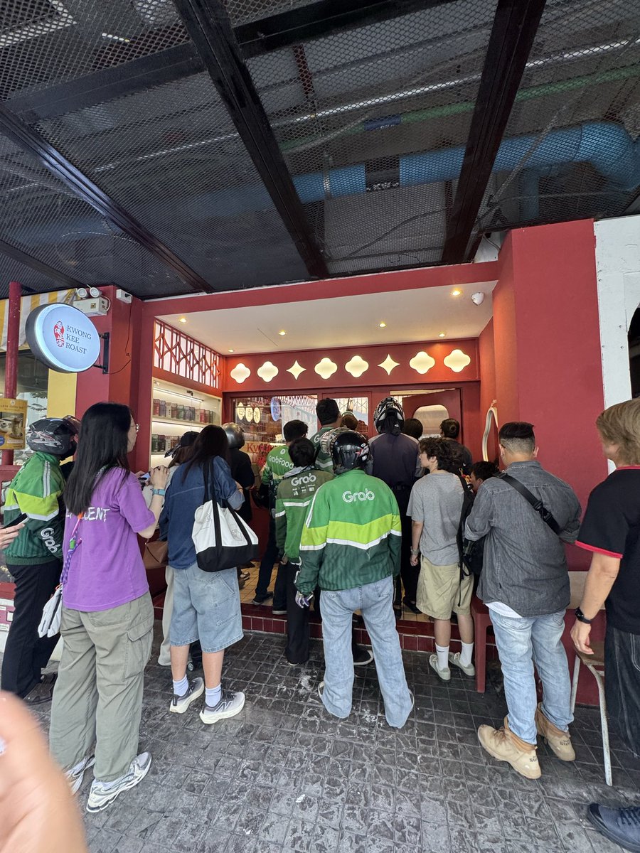 Mmaii00K's tweet photo. Lining up for @kwongkeeroast i think the plan of eating here will be unfortunately not possible 🥲gonna settle for take out then 😅

#kwongkeeroast #Linglingkwong‌ https://t.co/ZGGCI8QupM