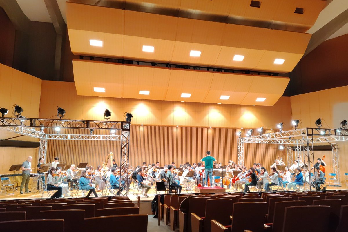 nagoyaphil's tweet photo. ただいま、横山奏さんの指揮で、名古屋大学 豊田講堂にてリハーサル中！　今年は、宇宙地球環境研究所の岩井一正教授の講演に合わせて、宇宙をテーマにプログラムを組んでいます。『ツァラトゥストラはかく語りき』と『木星』では、プロジェクションマッピングも！
コンサートマスターは、森岡聡です。 https://t.co/9ut3k4WL0u