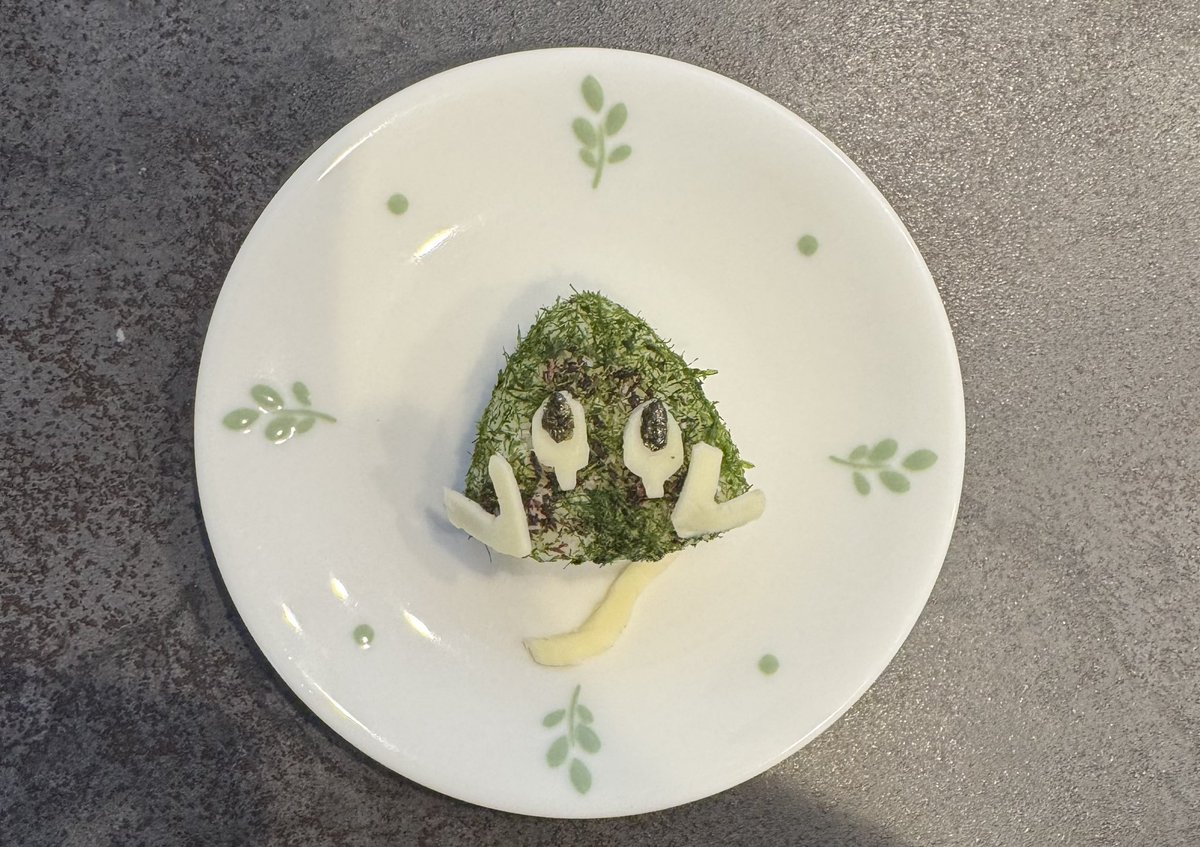 snowcrystaland's tweet photo. おにぎりだから三角に
したけど、丸の方が良かったかなー
#OnigiriAction 
#CELERU 
#世界食料デー   10月16日 https://t.co/NqnM1a2EPZ