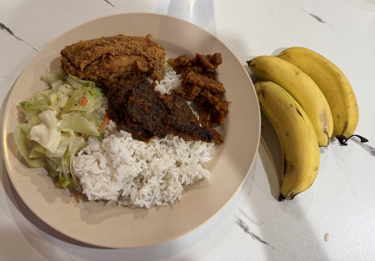game_shikoku's tweet photo. 今日もローカルスタッフとローカル飯。
バナナがフリーやった。
(スリーって聞こえたから3本取ったのは秘密です) https://t.co/3nc5hDjjS7