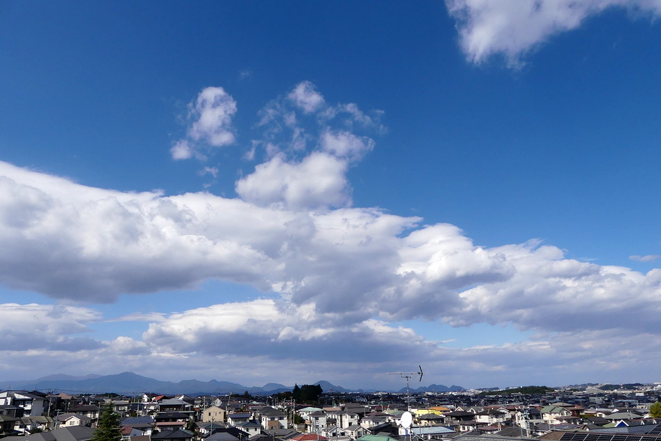 lambda1310nm's tweet photo. 仙台市北部 の今日の #イマソラ、昼頃からこの南北に長いロール状の雲がやってきています。ひまわり画像にもよく写っています。 https://t.co/oglPrziuJK