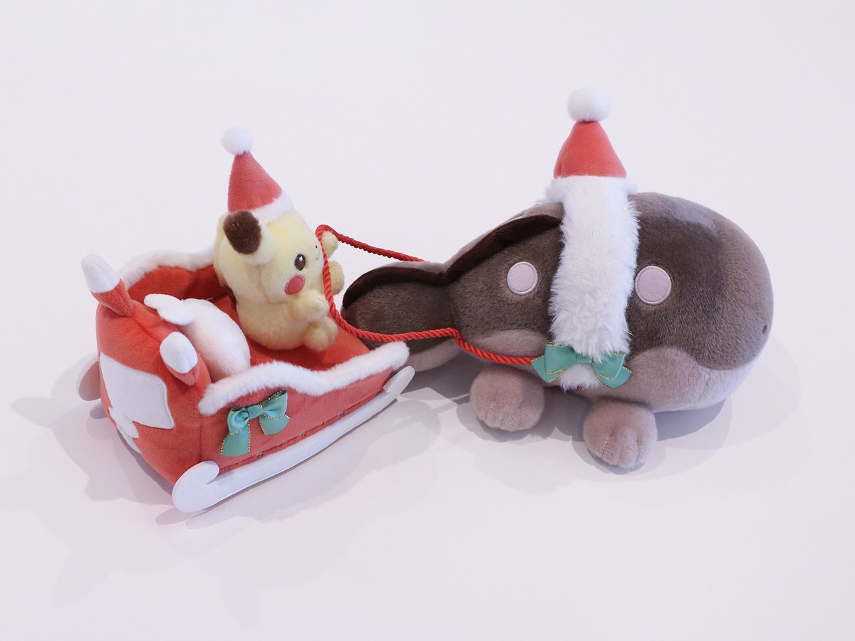 pokemon_pdc's tweet photo. ⋰
10月24日（土）、「クリスマスじゅんびチュウ！」が、ポケモンセンターに登場🎄
※ポケモンセンターオンラインは22日（木）～
⋱

ピカチュウたちがクリスマスの準備をお手伝いしているよ🎁
みんなとっても楽しそうだね❣️

くわしくはこちら👇
https://t.co/DBSTv2LzM5 https://t.co/gpxmrdCHWo