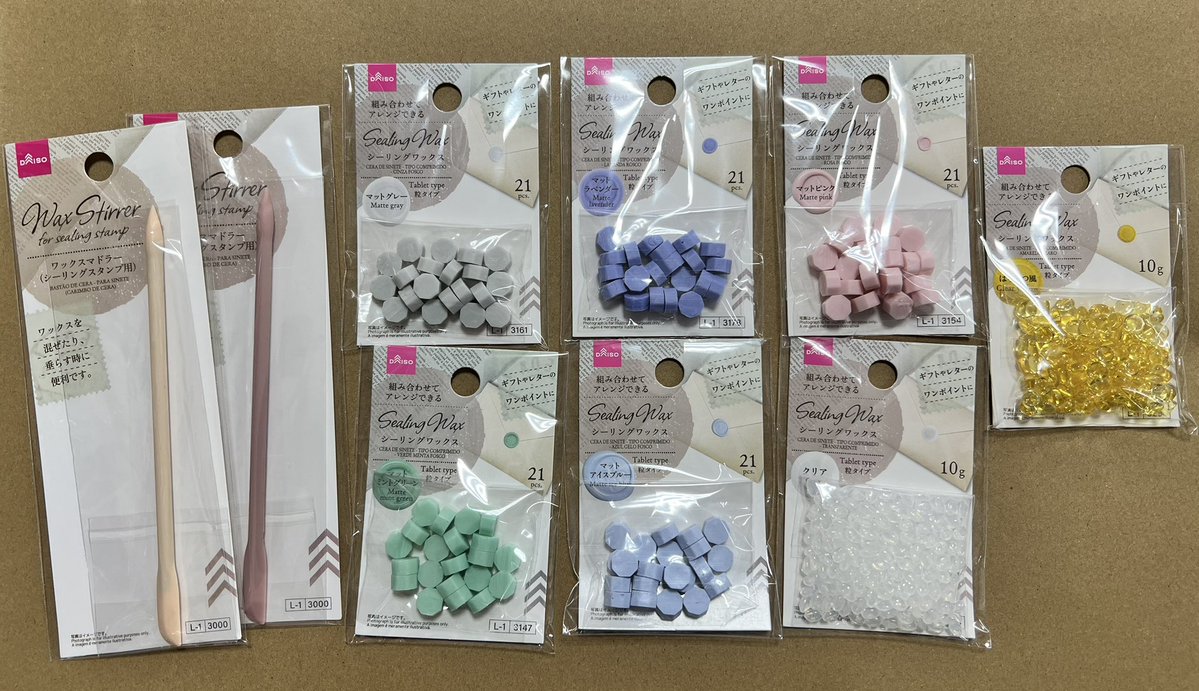 su_su_chocomint's tweet photo. ダイソーから約1年ぶりの新色シーリングワックスとワックスマドラーが発売されています！
ダイソーのアプリで店舗在庫確認できるのでオススメです〜
#かぼ沼 https://t.co/0jzBF90jOU