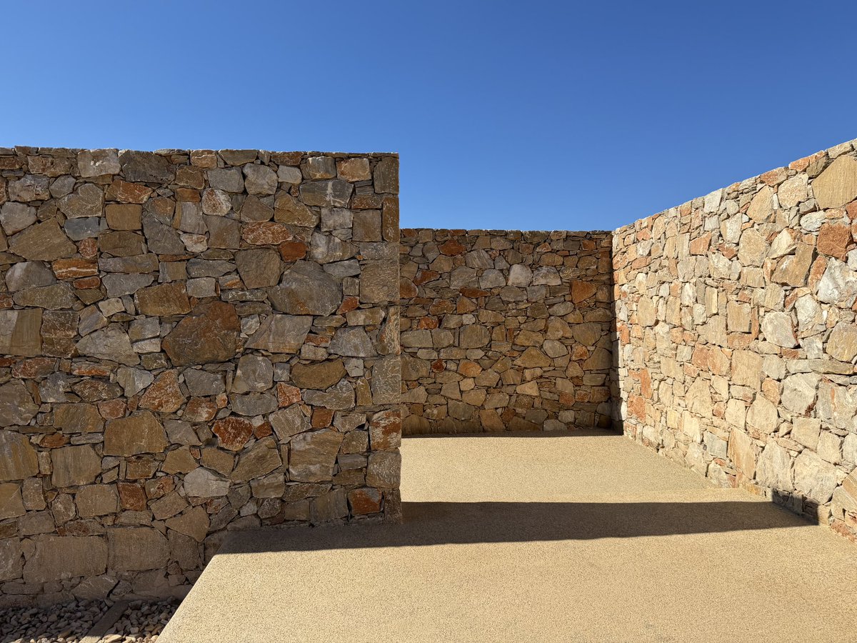 OffPep's tweet photo. Parets de pedra seca.
Amuntegar pedres. Una a una. Construir amb les mans. Cuidar. Com totes les raons per estimar-te. https://t.co/D5SVhI6Rxk