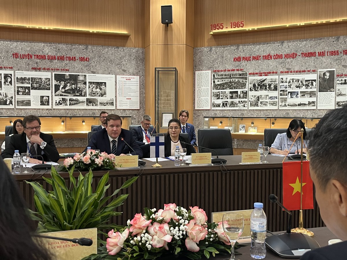 finlandinhanoi's tweet photo. 🇫🇮Foreign Trade & Development Minister @VilleTavio met 🇻🇳MOIT Deputy Minister Nguyễn Việt Sơn today to advance Finland–Vietnam economic cooperation. Discussions covered data centres, clean energy solutions, #circular economy, industrial development & #EVFTA's opportunities. https://t.co/X5O9kE4Nf1
