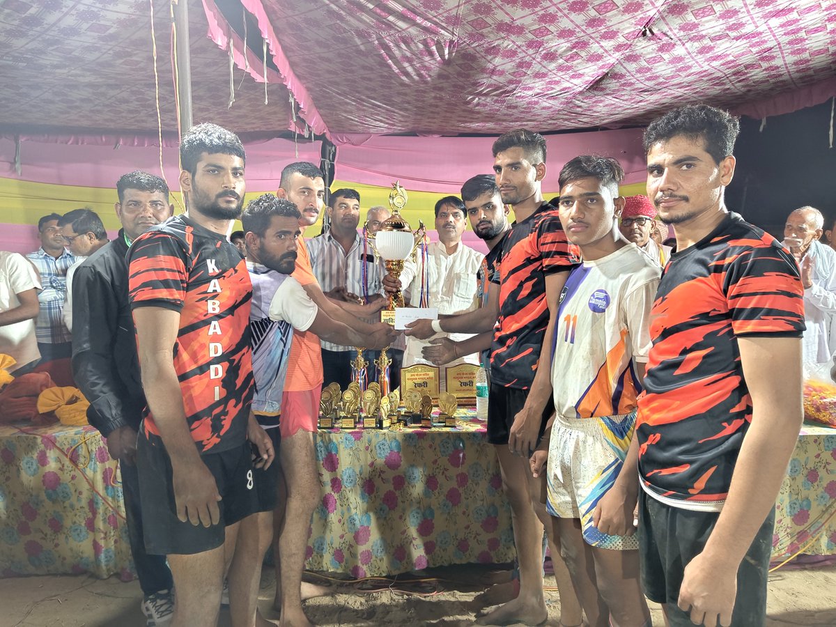 VikramJakhalMLA's tweet photo. 📍 भगेरा

गत दिवस ग्राम पंचायत भगेरा में आयोजित कबड्डी प्रतियोगिता के समापन कार्यक्रम में सम्मिलित होकर खिलाड़ियों का उत्साहवर्धन किया।

खेल युवाओं में अनुशासन, टीम भावना, आत्मविश्वास एवं संघर्ष की भावना विकसित करते हैं। ग्रामीण अंचल में आयोजित ऐसी प्रतियोगिताएँ स्थानीय प्रतिभाओं को आगे बढ़ने का अवसर प्रदान करती हैं और युवाओं को खेलों के प्रति प्रेरित करती हैं।

प्रतियोगिता में भाग लेने वाले सभी खिलाड़ियों को हार्दिक शुभकामनाएँ एवं उनके उज्ज्वल भविष्य की कामना।

#मेरा_नवलगढ़_मेरा_परिवार