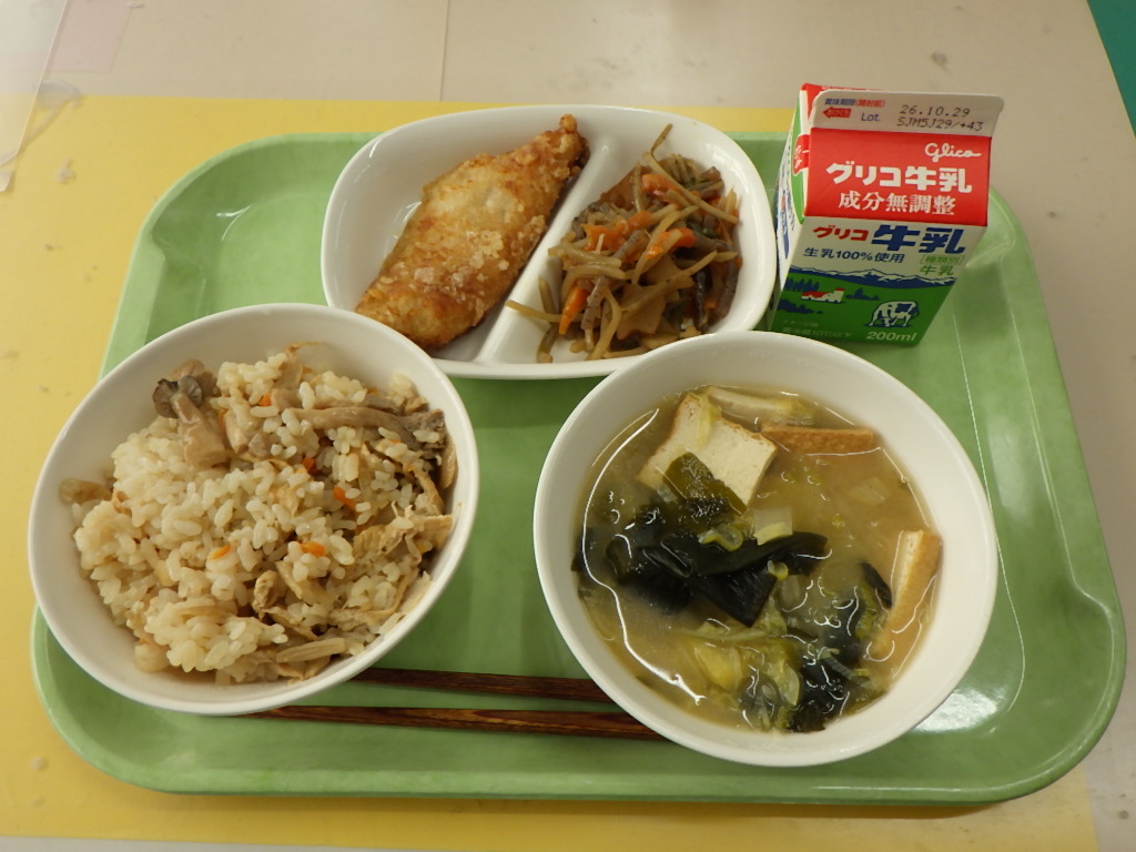 m_murayama_01s's tweet photo. 10/16
今日の給食は、キノコご飯、白菜の味噌汁、白身魚の唐揚げ、かわりきんぴらです。 https://t.co/8l7MIywU1k