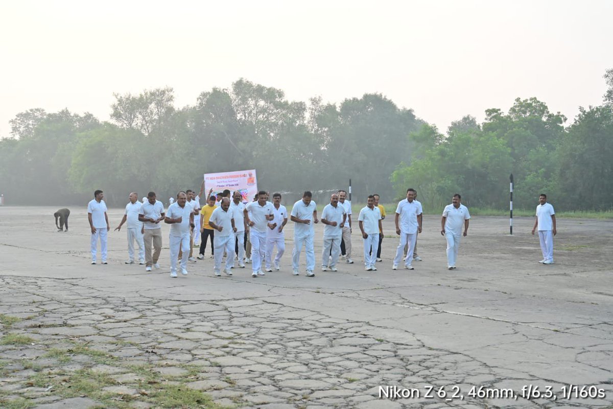 CRPF_GCPRYJ's tweet photo. Group Centre, CRPF, Prayagraj is organizing daily running and various physical activities under the Fit India Freedom Run 7.0–2026. Its objective is to promote fitness, health, and an active lifestyle among personnel.
#fitIndia https://t.co/QIFSUtQnWU