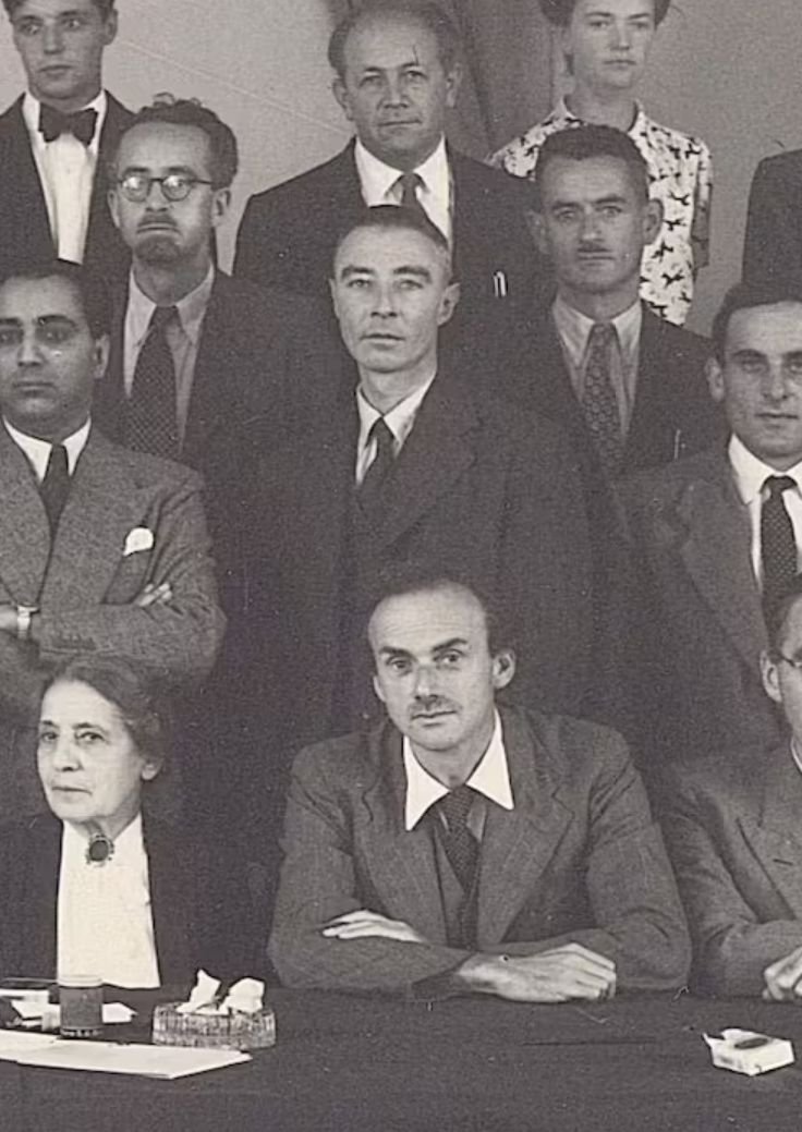 PhysInHistory's tweet photo. Homi Bhabha, Robert Oppenheimer, Paul Dirac, Lise Meitner, and other scientists photographed together, dated unknown. https://t.co/QNOoTcaHMT
