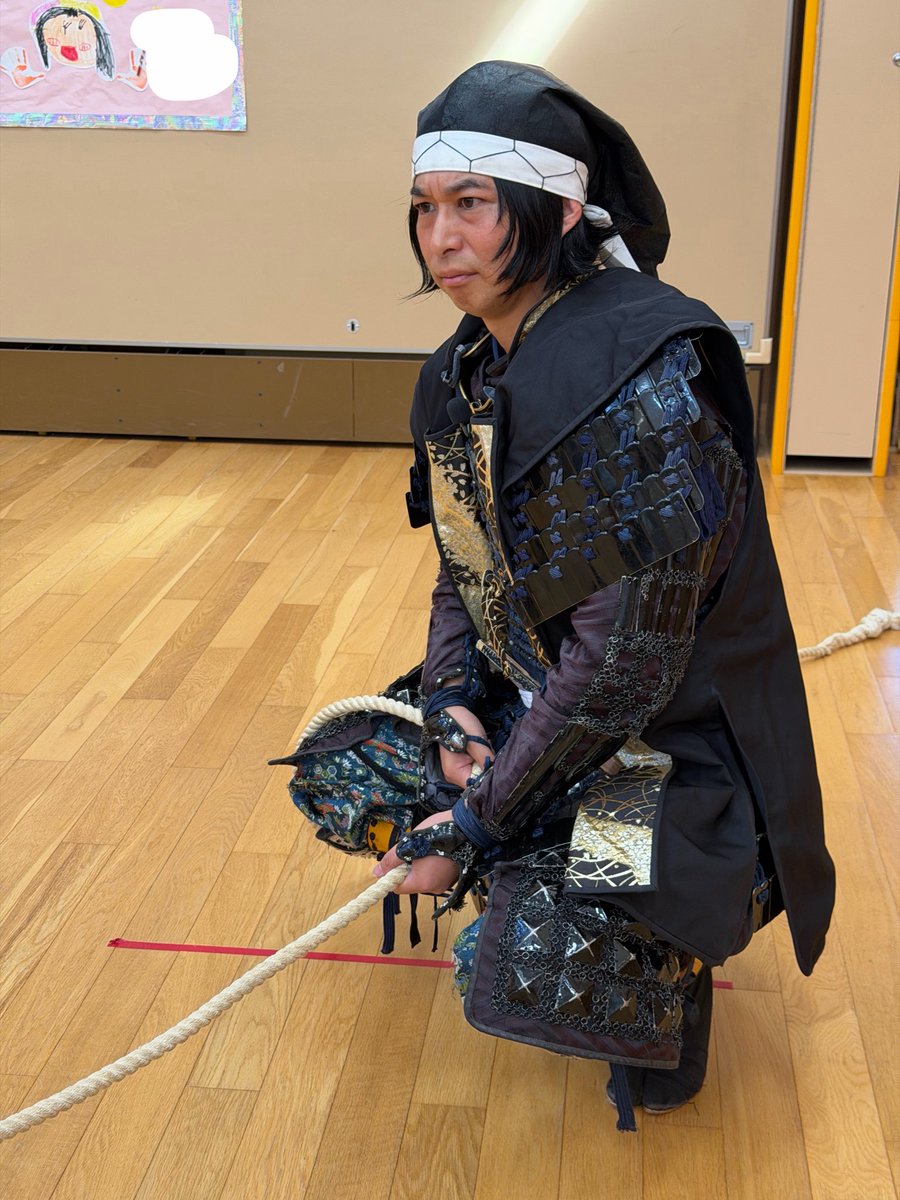 Uesugi_matsue's tweet photo. 保育園への出陣で綱引き大会に
お館様ちーむ 対 景勝様ちーむに分かれ
対戦！

1勝1敗の引き分けでございました！ https://t.co/HLueD4h9by