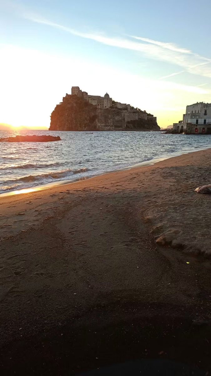 CuoreIschitano's tweet photo. L’unica cosa di cui ho bisogno
è di continuare a stupirmi.

Buongiorno vita! 💙

#ischiaisolaverde #terramia https://t.co/Xs3YHC7BCX