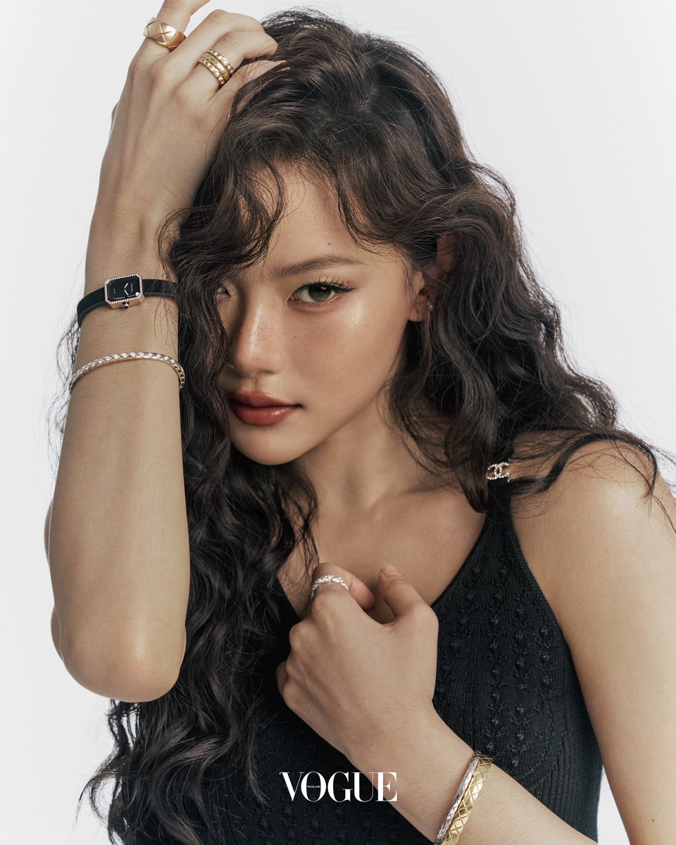 VogueThailand's tweet photo. #VOGUEMORE เสริมตัวตนของผู้หญิงรุ่นใหม่ไปพร้อมกับความเฉียบคมของนาฬิกา Première จาก CHANEL @CHANEL ไปกับ ‘มาเบล-สุชาดา’ ที่นำเสนอมุมมองใหม่ของผ่าน Première Ribbon บ่งบอกตัวตนของผู้หญิงที่มีความมั่นใจ พลิกสไตล์ความอ่อนหวานเข้ากับความเท่ห์ ส่วนผสมที่ลงตัวระหว่างคาแร็กเตอร์ของนาฬิกาสายผ้าซาตินสามารถก้าวข้ามข้อจำกัดของกรอบความเฟมินีนดั้งเดิม และเดินหน้าสู่เสน่ห์รูปแบบใหม่ที่โมเดิร์นมากยิ่งขึ้น #CHANELPremiere #CHANELWatches

เตรียมติดตามชม #VOGUEMORE ได้ตลอดทั้งสัปดาห์นี้บนทุกช่องทางของ Vogue Thailand

ช่างภาพ: เอกรัชต์ อุบลศรี 
แฟชั่นไดเร็กเตอร์: จงกล พลาฤทธิ์
นางแบบ: ทสร กลิ่นเนียม, อชิรญา นิติพน, ธิติยา จิระพรศิลป์ และ สุชาดา สอนพันธ์ 
ผู้ช่วยสไตลิสต์: กฤษณะ ฉั่วตระกูล, ชุตินันต์ เอี่ยมวิจารณ์, สุภาณี หนามพรม และ กฤช เตชะภัทรณิชากุล 
แต่งหน้า: คชาพร แพรงาม และ สิรีธร ภัทธิยธนี
ทำผม: ศราวุฒิ ลาปะ และ หฤษฎ์ ปัญญาอ้าย 
โปรดิวเซอร์: ปณิตา โชชัย 
อาร์ตไดเร็กเตอร์: วิวาน วรศิริ 
โมชั่นกราฟิก: ณัชชา เที่ยงธรรม 
ผู้ช่วยกองถ่าย: รัตน์นภินทร์ อัศเวศน์ 
ฝ่ายโฆษณา: ปัญจรักษ์ จันทนบุปผา