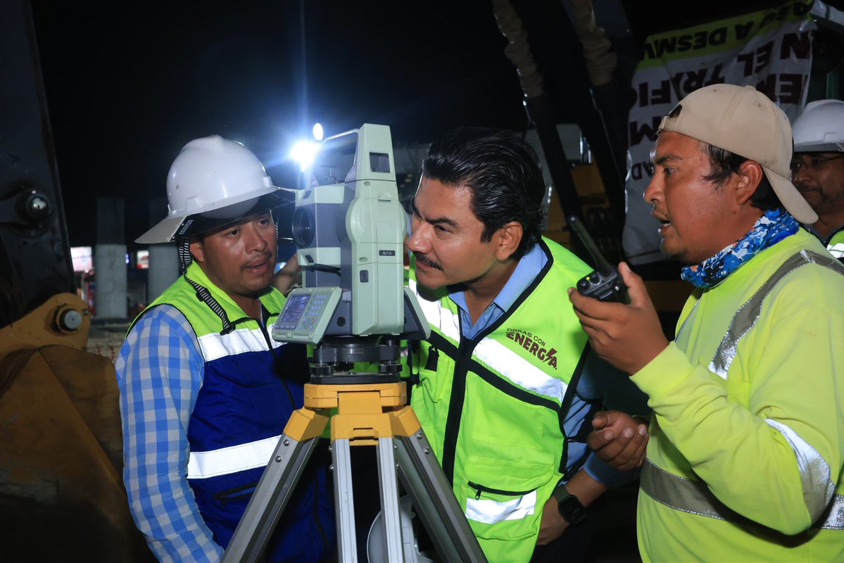 MunicipioOaxaca's tweet photo. 🚧 Día 67 | Supervisión en Viguera

El Presidente Municipal @raychagoya revisó los trabajos del Paso a Desnivel Monumento a Juárez, una obra para mejorar la movilidad y seguridad vial.

#VecinasYVecinos #TransformandoJuntosLaCapital #OaxacaDeJuárez https://t.co/3VTTmLhpgR