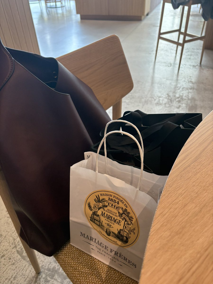 248mac's tweet photo. 久しぶりに松坂屋で買い物コスメ中心。
基礎化粧品と、予備のファンデとか下地買えたし。マリアージュフレールで紅茶も買えた良き良き✌️
そしてポイントアップだし嬉しいwww（発想が貧乏人笑）

疲れたから久しぶりに、ここきた✌️
ブルーボトル🩵も良きね！ https://t.co/w7WMd3EZza
