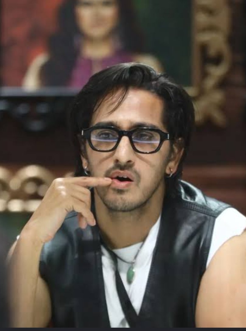 Alphaxofficial1's tweet photo. Yesterday on Live Feed, housemates were comparing Puneet Superstar with Qazi Touqeer.

But the reality is:

           AURA                                              LA*RA https://t.co/lrSwQvUYWl