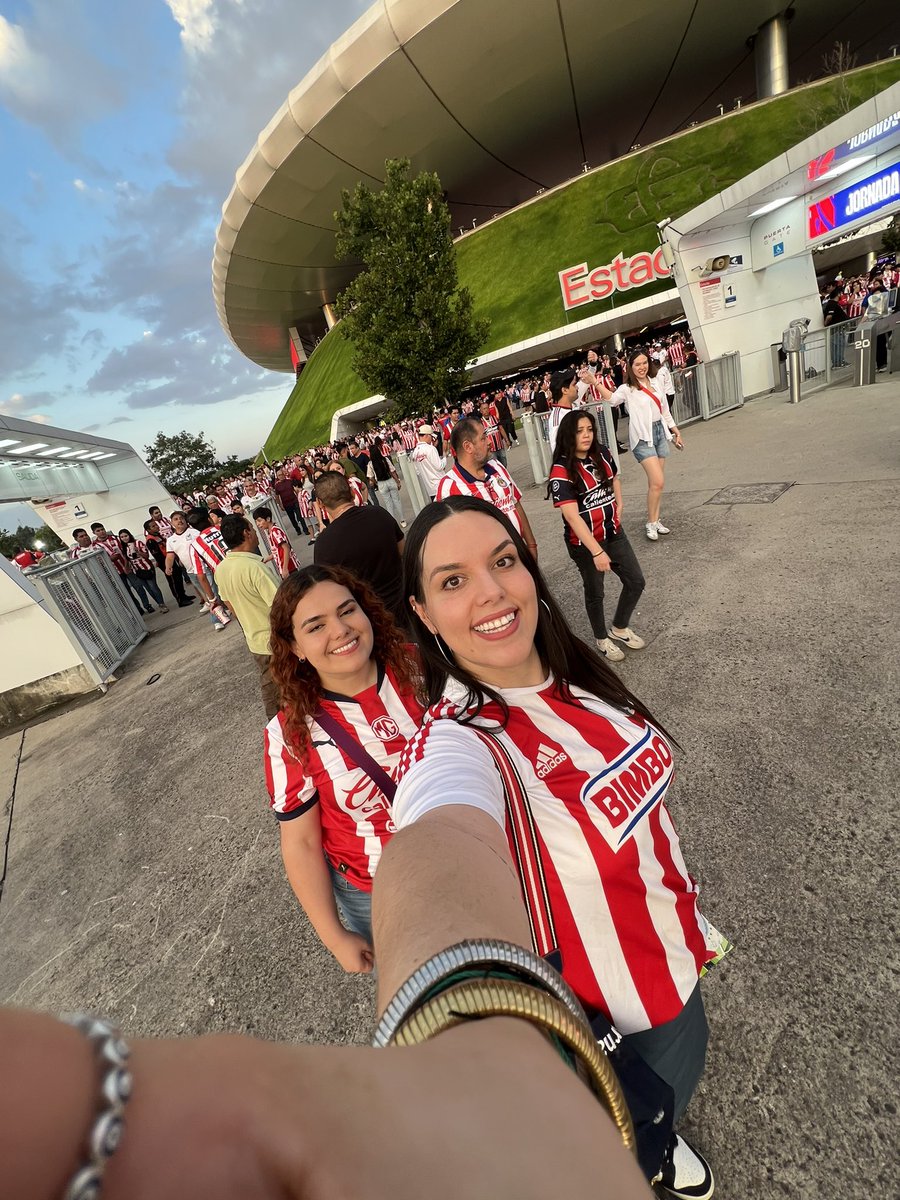 indiraShadows's tweet photo. @gabosainz @Chivas @TigresOficial @CervezaTecate El jugador es Carlos Salcido!  Chivahermana desde hace 33 años ❤️ 
#GanaConGaboSainz #TecatePorTi y #CervezaOficial https://t.co/QfVBYpzs1c