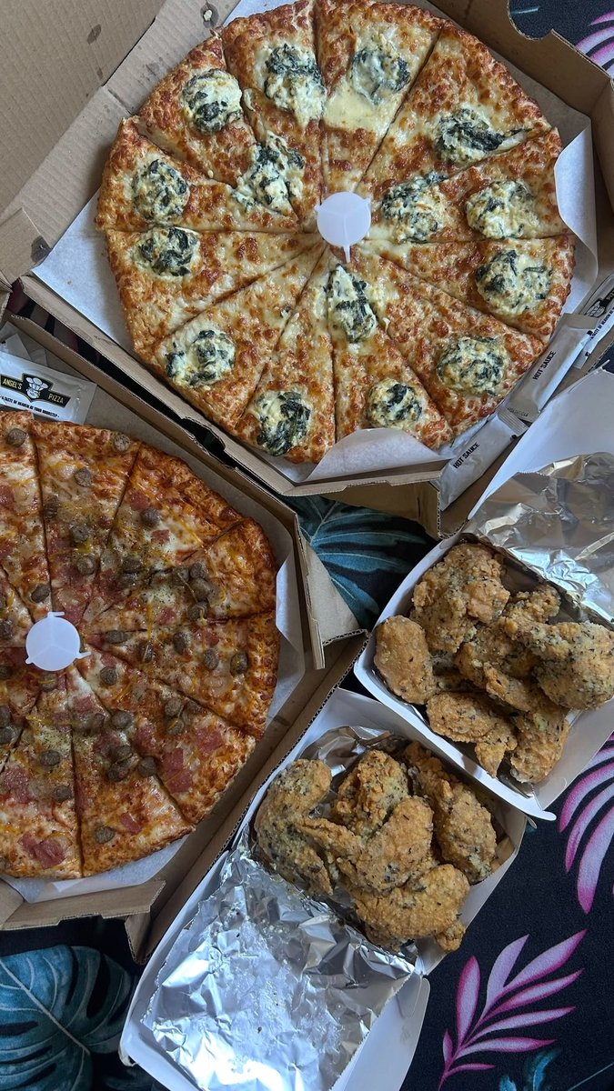 eechoarchive's tweet photo. Nakapag angels pizza naba ang lahat? 🤣 Thank you food panda! ₱800+ nalang from ₱1,800 🤩 sobrang sulit 🤞🏼 https://t.co/kILEReiivO