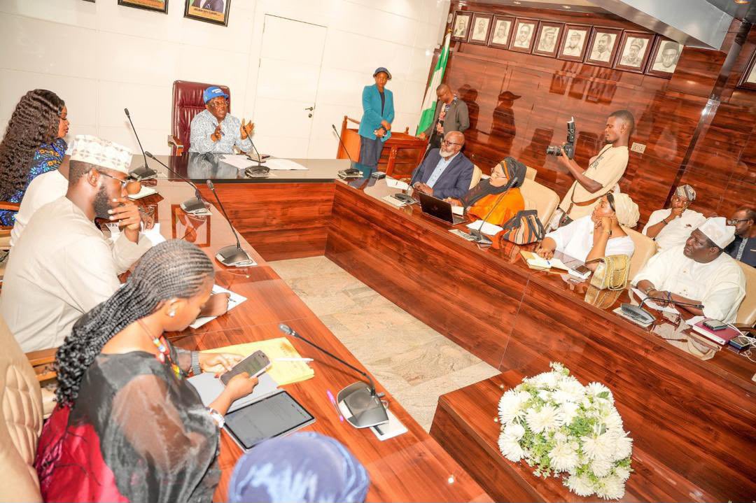 Julipaige2's tweet photo. Minister of Works and DDG Infrastructure for the 2027 APC PCC, Sen. David Umahi, on Thursday in Abuja inaugurated the ODDG team to document and publicise FG infrastructure projects across all MDAs and geopolitical zones under President Tinubu's Renewed Hope administration. https://t.co/9EgMuzAWfQ