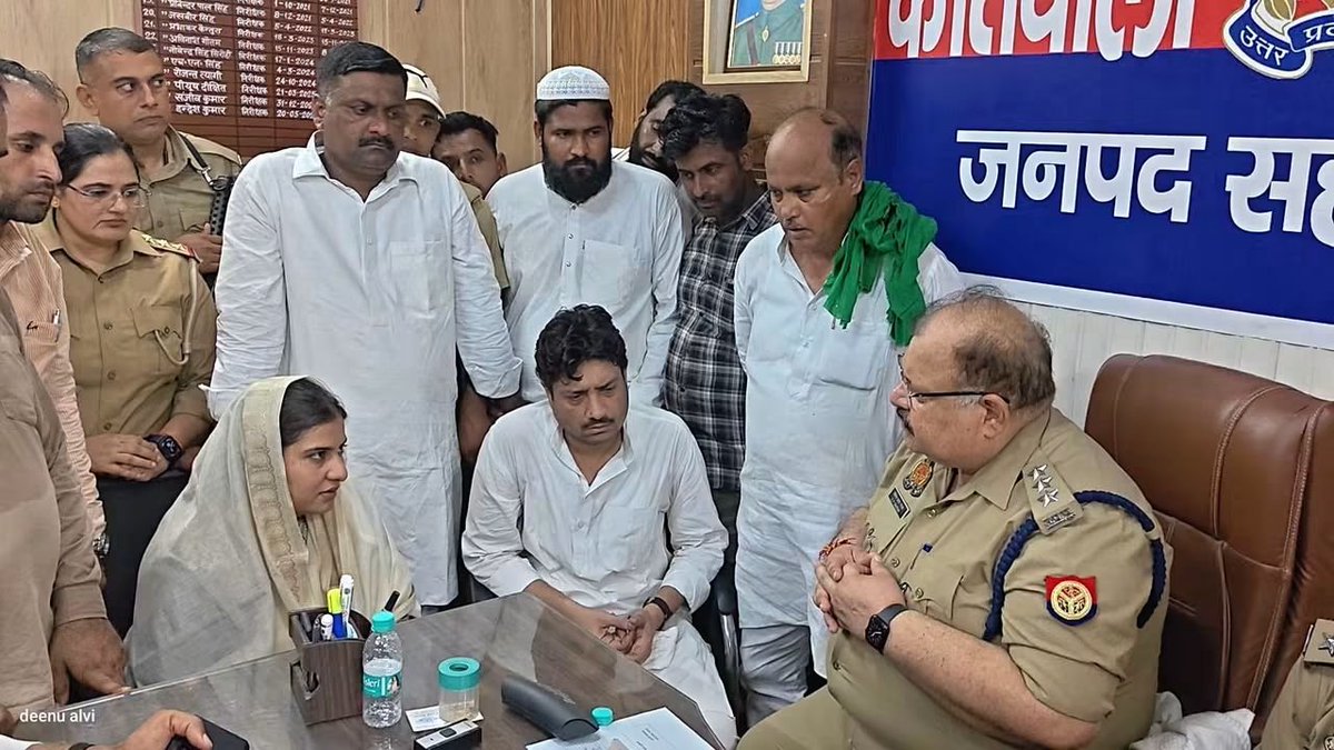 MuslimVoiceCell's tweet photo. 📍 सहारनपुर, उत्तर प्रदेश

मुस्लिम कारोबारी अरबीन चौहान की पीट-पीटकर हत्या!

9 अक्टूबर की रात गंगोह में टायर फैक्ट्री के मालिक अरबीन चौहान पर लाठी-डंडों और लोहे की रॉड से हमला किया गया, जिसमें उनकी मौत हो गई। उनके रिश्तेदार सादिक भी घायल हुए।

परिवार का आरोप है कि फैक्ट्री चलाने के बदले रंगदारी मांगी जा रही थी और पैसे न देने पर हमला किया गया। इन आरोपों की जांच जारी है।

FIR में नामजद 11 आरोपी:

1. सोनू पुत्र इंद्र
2. मेमकुमार पुत्र सुखवीर
3. आदेश पुत्र भंवर सिंह
4. पप्पू पुत्र बबलू
5. जय कुमार पुत्र जगमेर
6. नीरज पुत्र नाथीराम
7. आशू पुत्र बिट्टू
8. संजय पुत्र रंगपाल
9. पंकज पुत्र ओमपाल
10. योगेश पुत्र इशम सिंह
11. सोनू पुत्र राजेंद्र

क्या इन आरोपियों का भी एनकाउंटर होगा? क्या इनके घरों पर बुलडोजर चलाकर जमींदोज किया जाएगा?

सांसद चौधरी इकरा हसन भी इंसाफ की मांग को लेकर प्रदर्शन में शामिल हुईं। 

सभी आरोपियों की गिरफ्तारी, निष्पक्ष जांच और अरबीन चौहान के परिवार को इंसाफ मिलना चाहिए। कानून सबके लिए बराबर होना चाहिए।