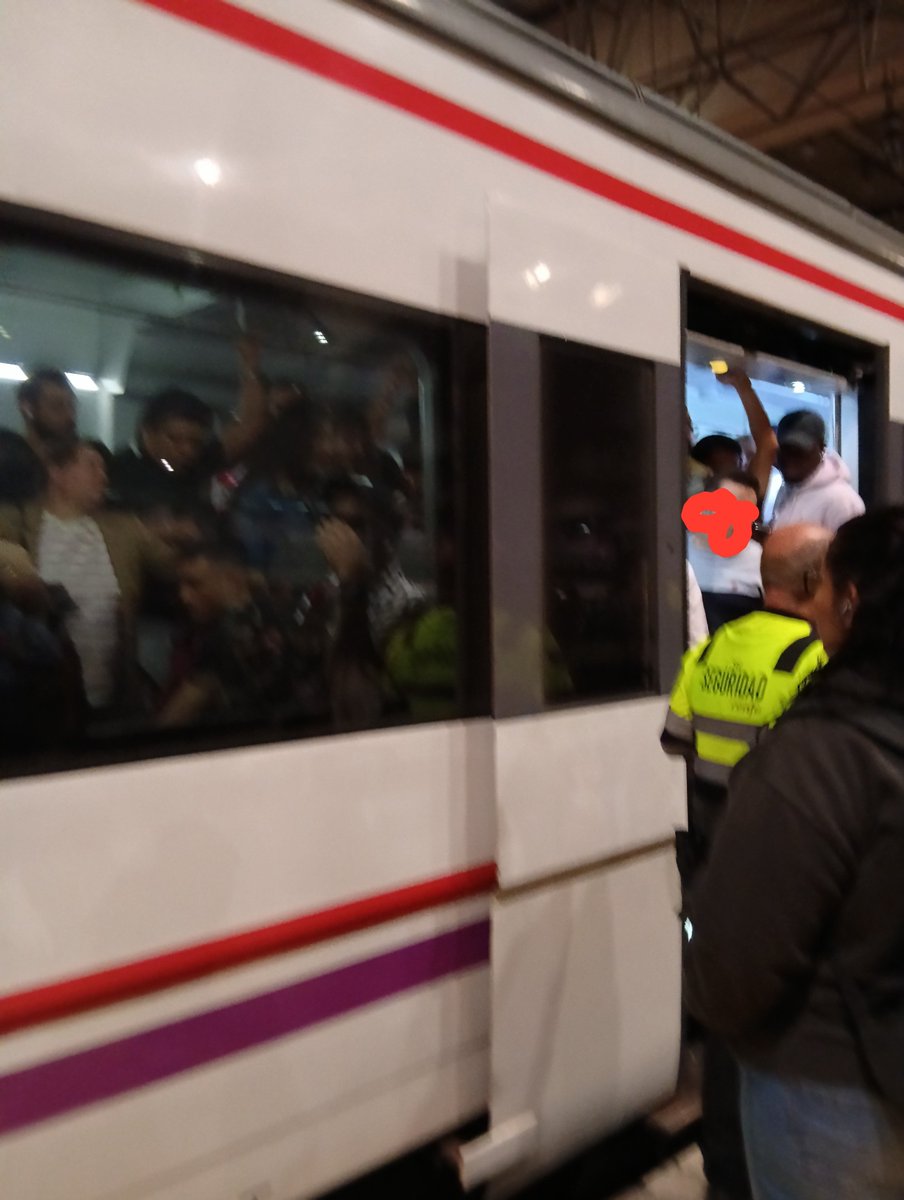 azylega's tweet photo. Este es el trato que nos da el hp del ministro de transporte a los viajeros de @CercaniasMadrid nos tratan como animales! https://t.co/siCQK42y6q