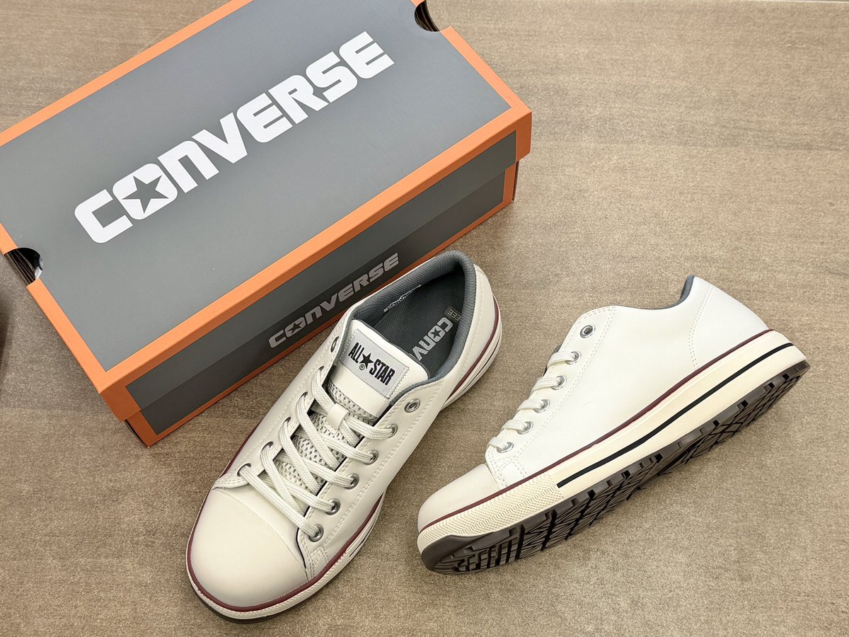 yasu16's tweet photo. 秋なのでスニーカーを新調しました。

大定番のコンバース オールスターですが、今回はローカットをチョイス！

って、少し嘘をつきました。

実はこれ、セーフティーシューズなんです。
（正しくはプロテクティブスニーカー）

先芯が入っており、耐油ラバーソール仕様。
過酷な現場環境で足先を守ってくれる一足。

『CONVERSEがこんなの作ってたの？』と、僕は恥ずかしながら知りませんでした。

2000年代のスニーカーブームを生きて来たので、これはブッ刺さりました（笑）

CONVERSE WORKING、注目ですよ(｀_´)ゞ

https://t.co/RhOZUUx4FT